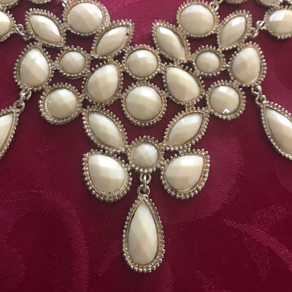 Cream & Gold Statement Necklace with Matching Earrings - Picture 2 of 3